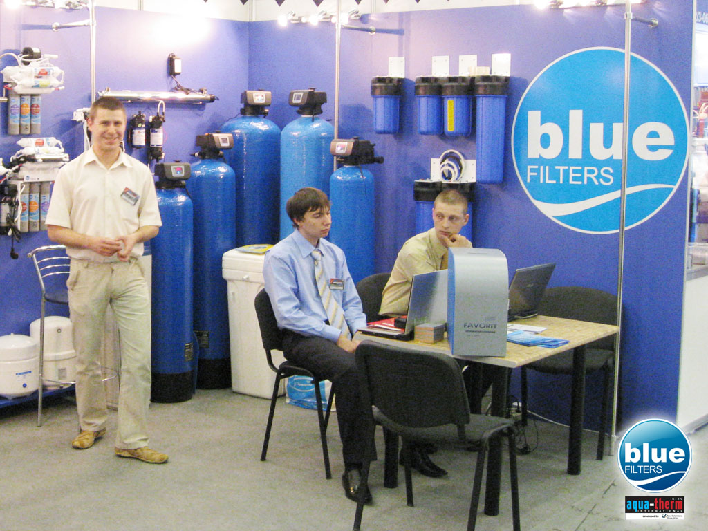 Посетитель знакомится с технологией очистки воды New Line от Bluefilters. Аква-Терм Киев 2009.